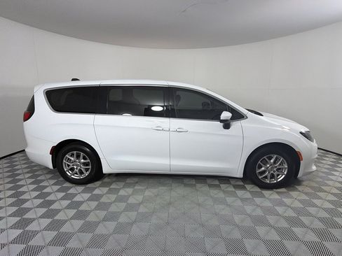 Used 2023 Chrysler Voyager LX FWD image 4
