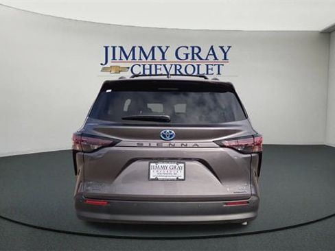 Used 2024 Toyota Sienna XLE image 4