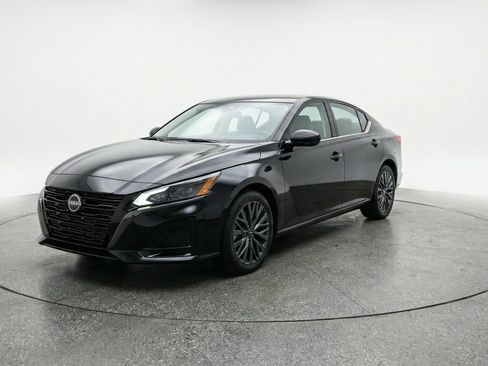 Used 2025 Nissan Altima 2.5 SV FWD image 3