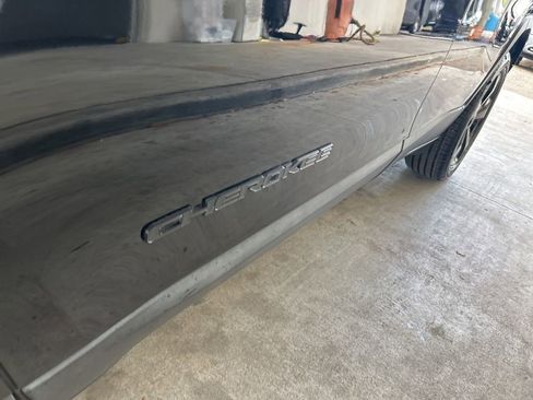 Used 2019 Jeep Cherokee Latitude Plus image 14