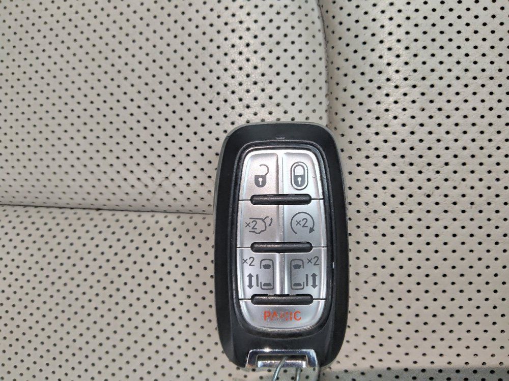 Used 2017 Chrysler Pacifica Limited FWD image 32