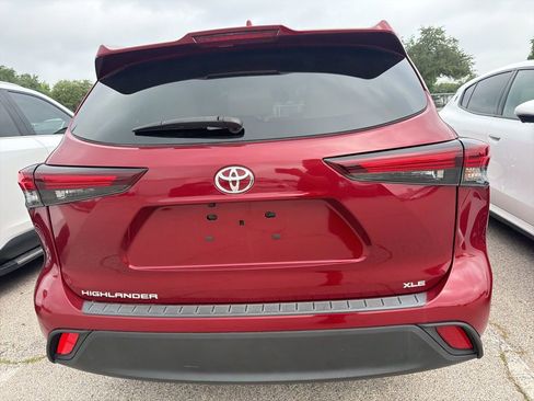 Used 2024 Toyota Highlander XLE FWD image 7