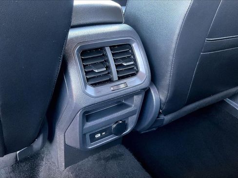 Used 2024 Volkswagen Tiguan SE image 31