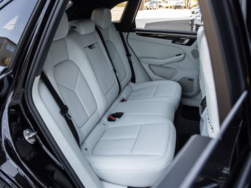 Certified 2024 Porsche Macan S AWD/4WD image 40