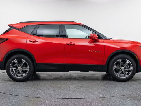 Used 2025 Chevrolet Blazer LT FWD image 11