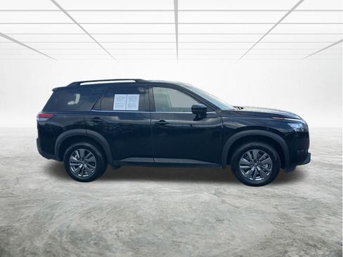 Used 2025 Nissan Pathfinder SV image 3