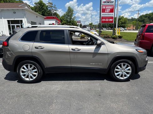 Used 2017 Jeep Cherokee Limited w/ Luxury Group AWD/4WD image 6