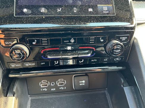 Used 2023 Jeep Grand Cherokee L Laredo image 14