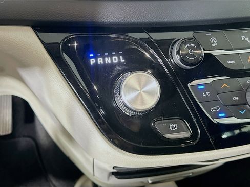 Used 2018 Chrysler Pacifica Touring-L FWD image 24