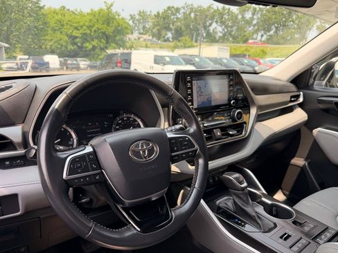 Used 2021 Toyota Highlander XLE AWD/4WD image 16