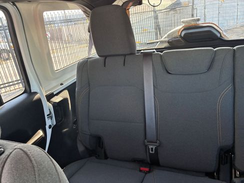 Used 2025 Jeep Wrangler Sahara image 38