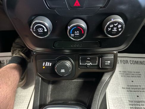 Used 2019 Jeep Renegade Sport AWD/4WD image 39