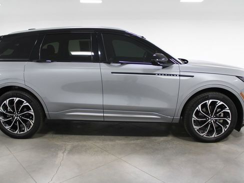 Used 2024 Lincoln Nautilus Reserve image 11