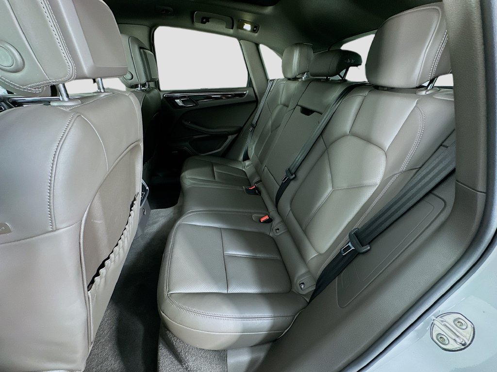 Certified 2025 Porsche Macan AWD/4WD image 24