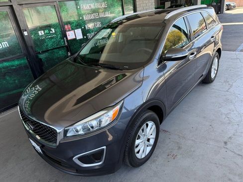 Used 2017 Kia Sorento FWD image 2