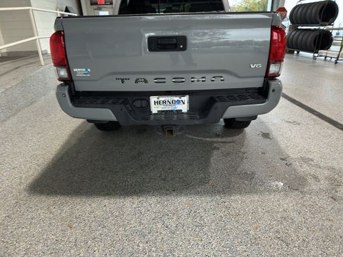 Used 2018 Toyota Tacoma TRD Off-Road w/ Technology Package image 5