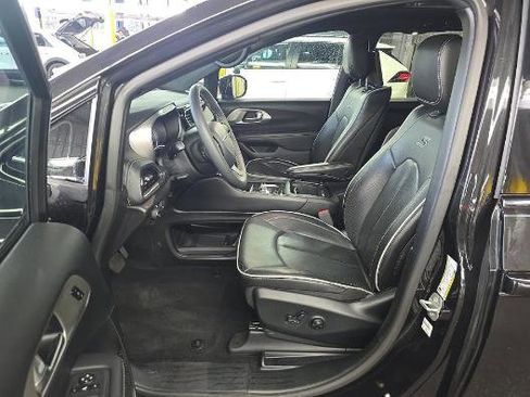 Used 2023 Chrysler Pacifica Limited w/ Uconnect Theater Family Group FWD image 2