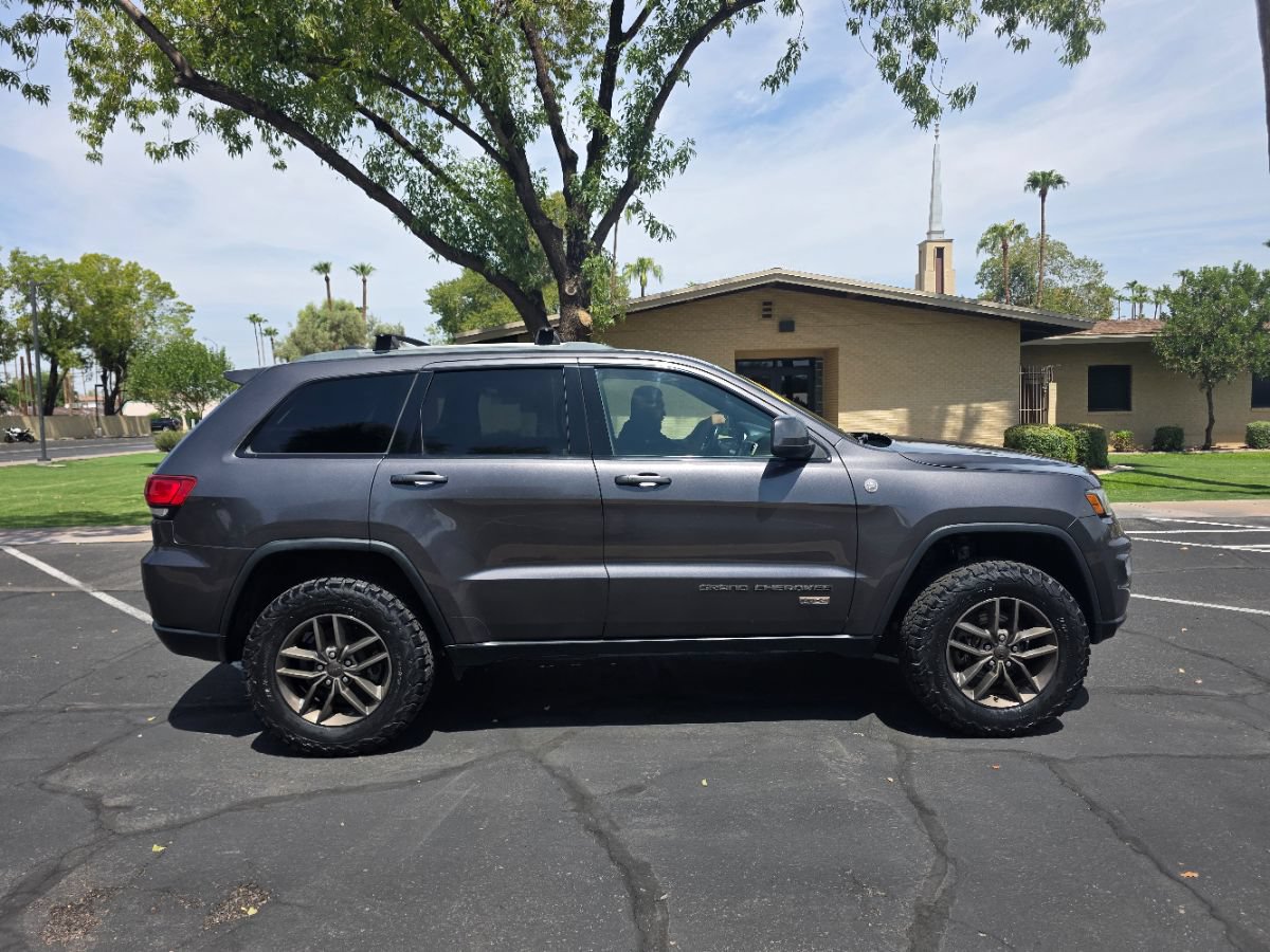 Used 2017 Jeep Grand Cherokee Laredo AWD/4WD image 3
