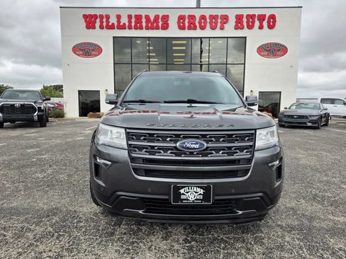 Used 2018 Ford Explorer XLT w/ Equipment Group 202A FWD image 2