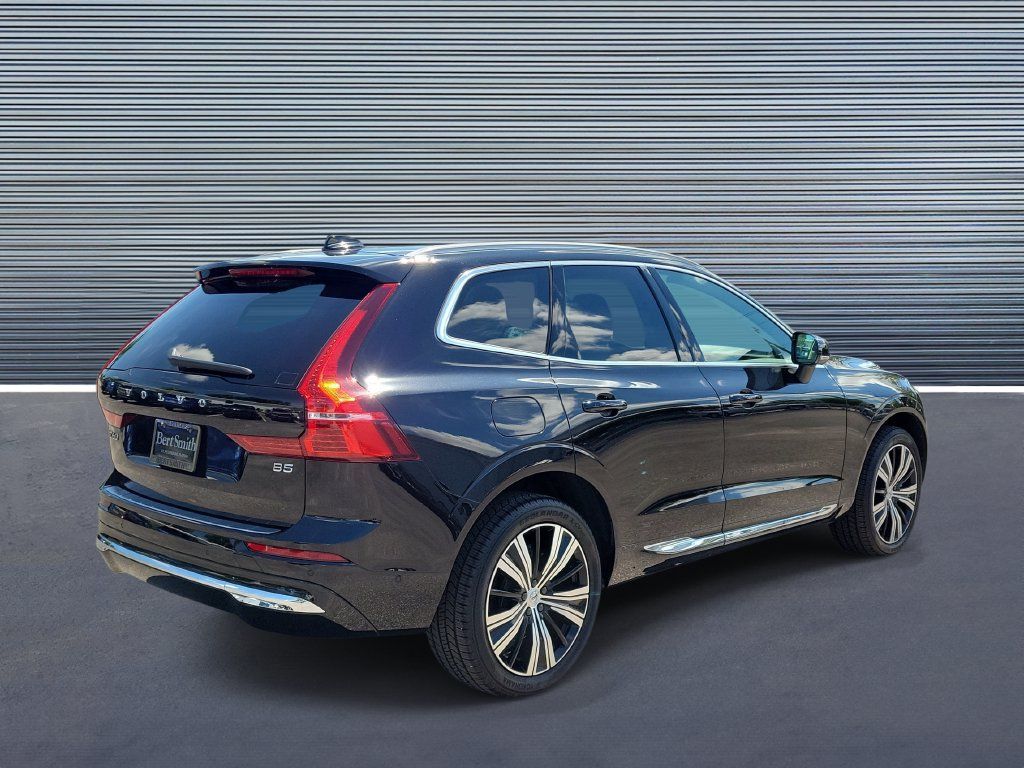 Used 2023 Volvo XC60 B5 Ultimate w/ Protection Package Premier FWD image 3