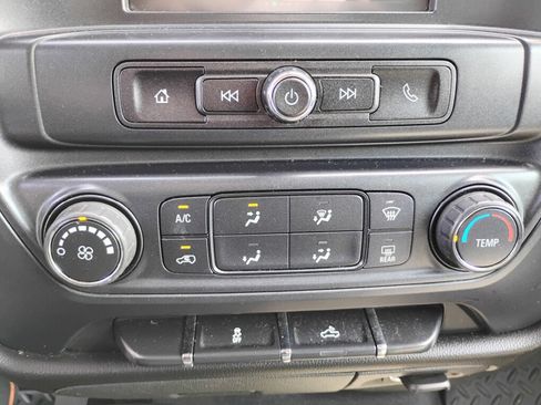 Used 2018 Chevrolet Silverado 1500 Custom w/ Custom Value Package AWD/4WD image 19