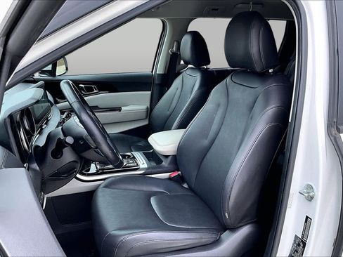 Used 2023 Kia Carnival EX FWD image 8