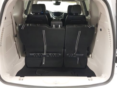 Used 2024 Chrysler Pacifica Touring-L w/ Uconnect Theater Family Group FWD image 26