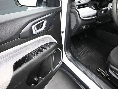 Used 2025 Jeep Compass Sport image 15