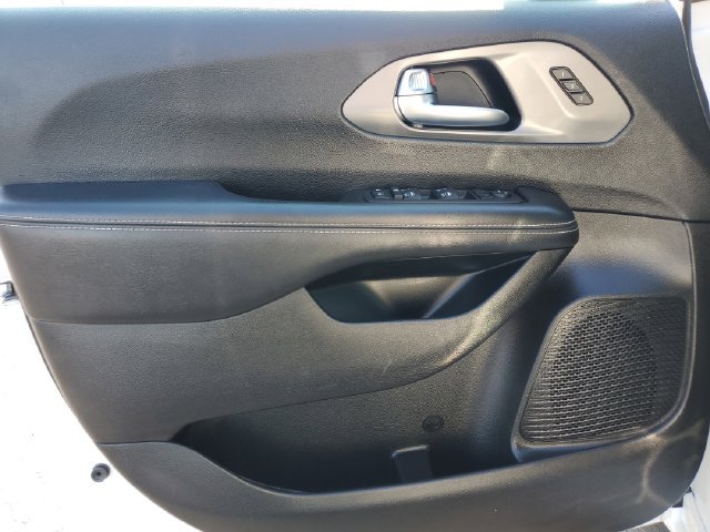 Used 2025 Chrysler Pacifica Select FWD image 25