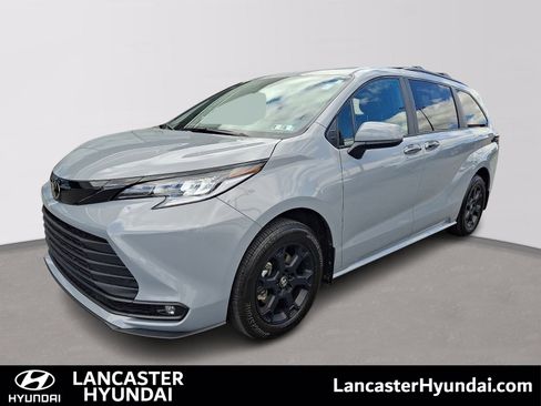 Used 2026 Toyota Sienna XLE Woodland Edition AWD/4WD image 1
