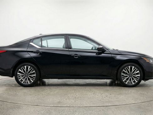 Used 2025 Nissan Altima 2.5 SV FWD image 11