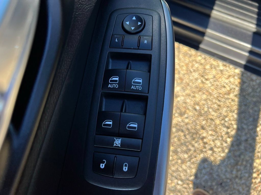 Used 2022 Jeep Cherokee Limited w/ Mopar Interior Package AWD/4WD image 25