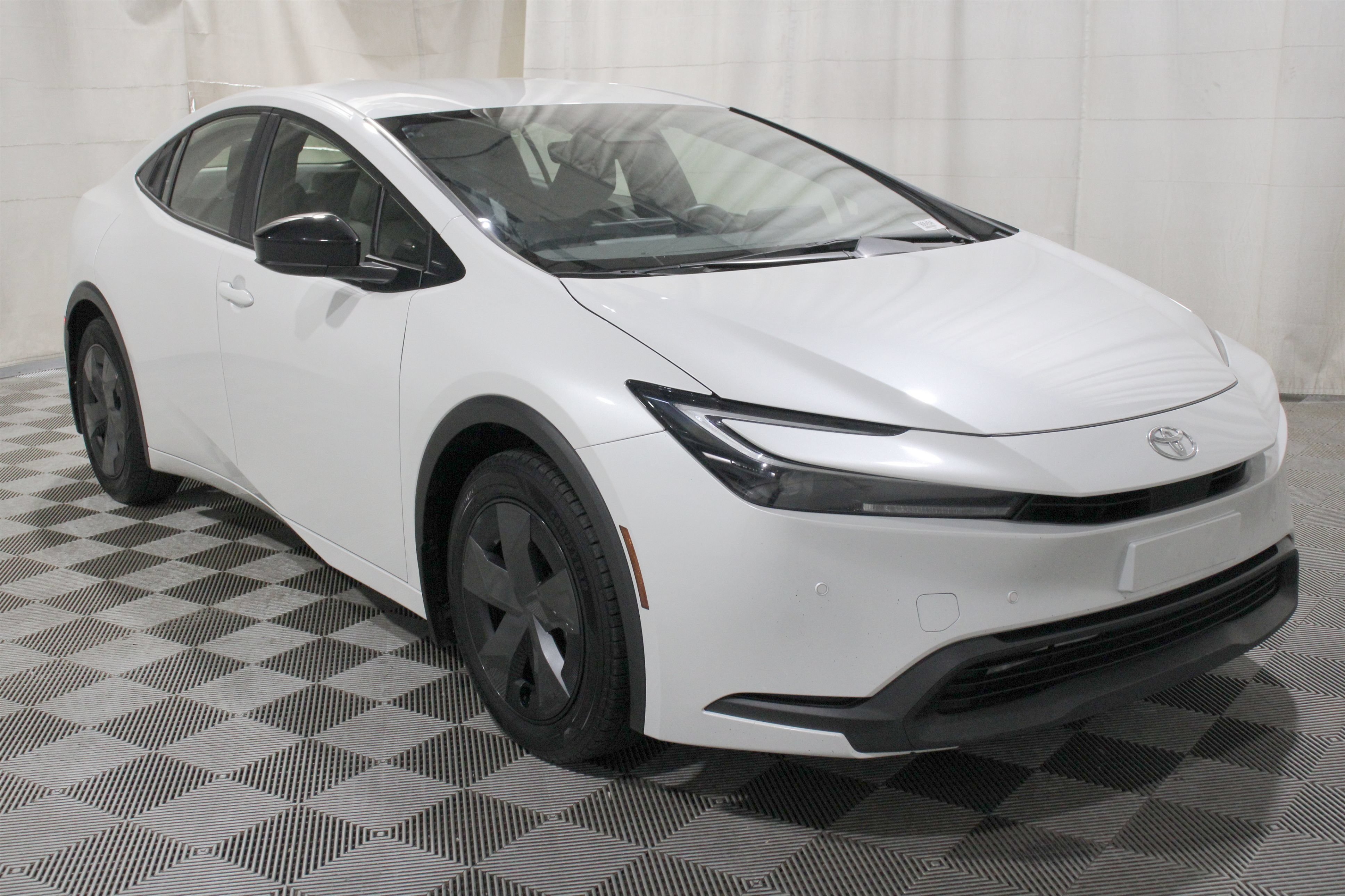 Used 2024 Toyota Prius LE FWD image 31