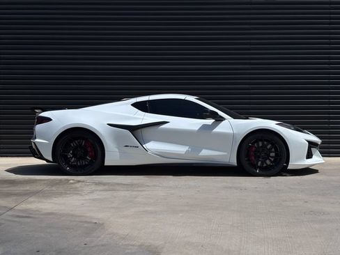 Used 2025 Chevrolet Corvette Z06 w/ Stealth Interior Trim Package RWD image 8