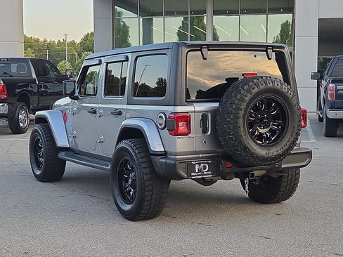 Used 2018 Jeep Wrangler Unlimited Sahara AWD/4WD image 4
