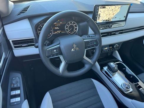 New 2025 Mitsubishi Outlander AWD image 17