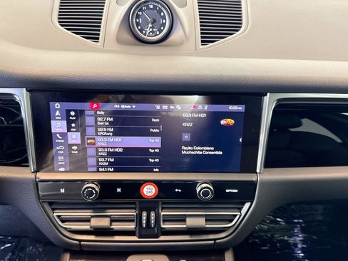 Certified 2025 Porsche Macan image 15