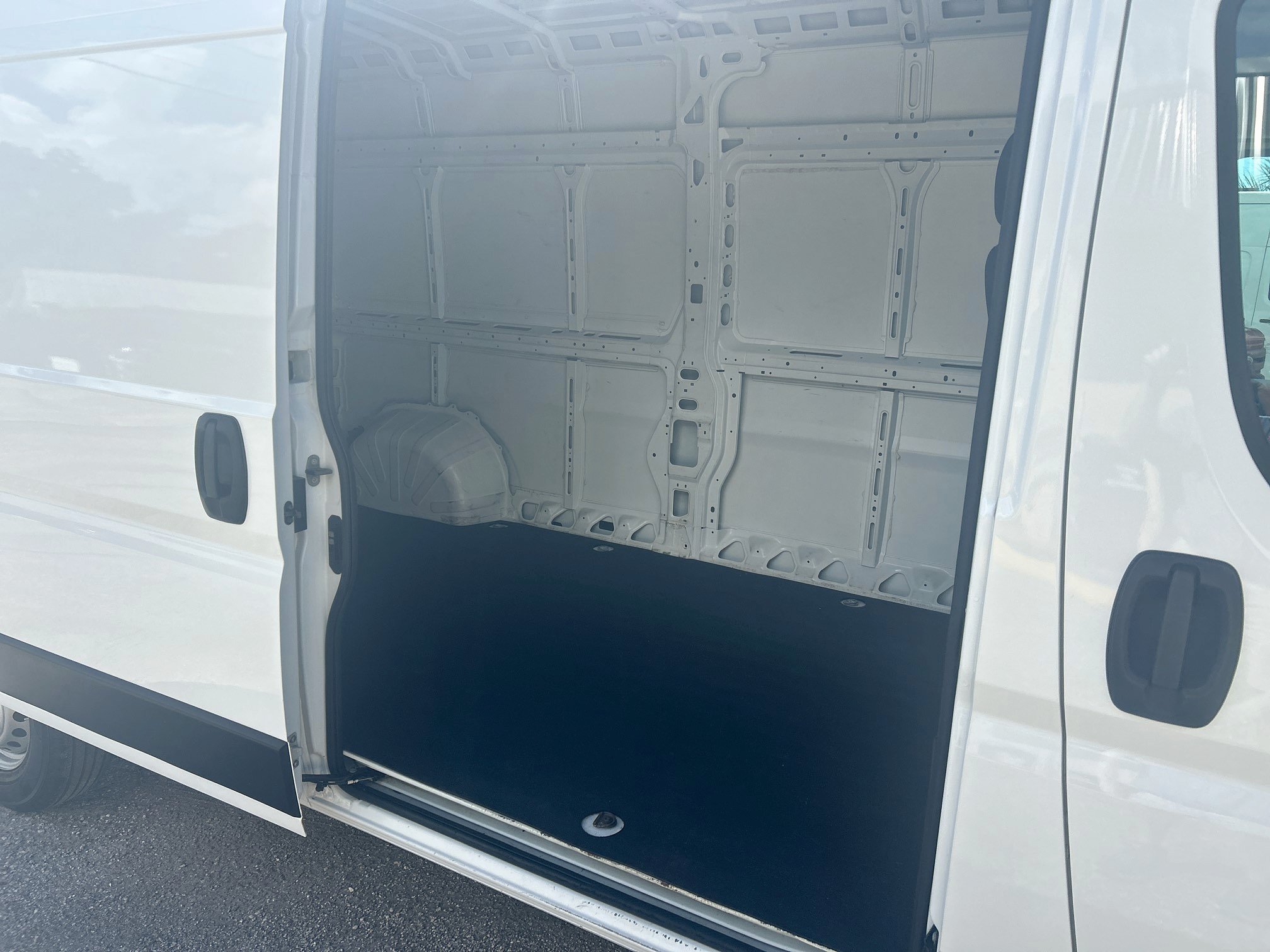 Used 2025 RAM ProMaster 2500 w/ Convenience Group FWD image 24