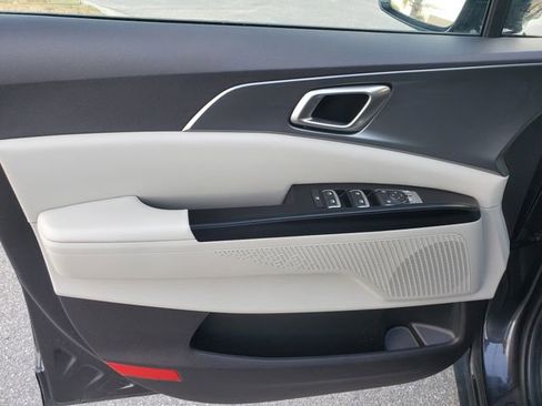 Used 2024 Kia Carnival LX image 16