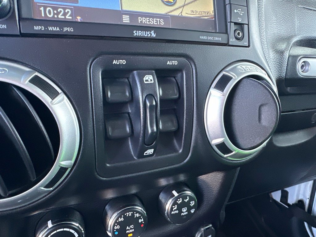 Used 2015 Jeep Wrangler Unlimited Rubicon w/ Connectivity Group AWD/4WD image 21