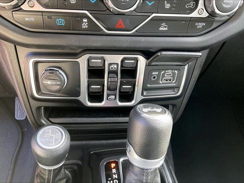 Used 2025 Jeep Wrangler Sahara AWD/4WD image 15