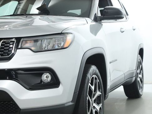 Used 2025 Jeep Compass Limited AWD/4WD image 5