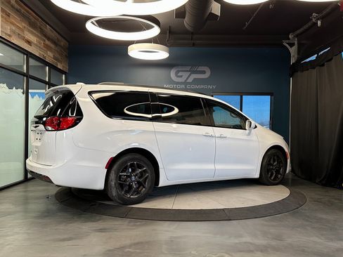 Used 2020 Chrysler Pacifica Touring-L w/ S Appearance Package image 3