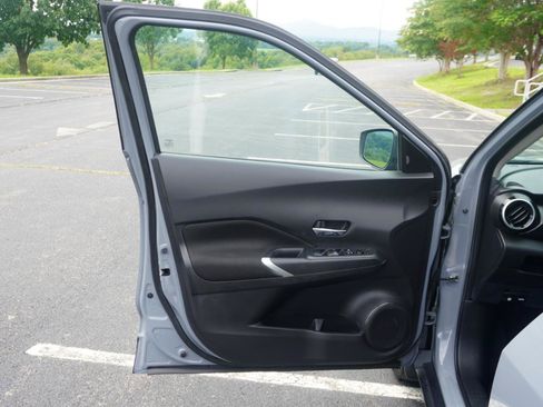 Used 2023 Nissan Kicks SV FWD image 9