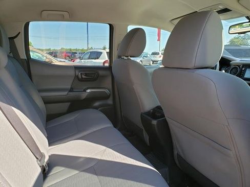 Used 2018 Toyota Tacoma SR5 AWD/4WD image 17