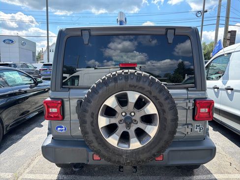 Used 2018 Jeep Wrangler Unlimited Sahara AWD/4WD image 5