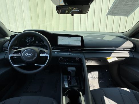 Used 2024 Hyundai Elantra Blue FWD image 11
