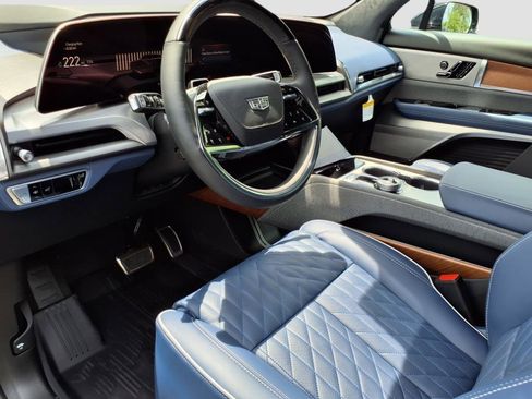 New 2026 Cadillac Vistiq Premium Luxury w/ LPO, Floor Liner Package image 15