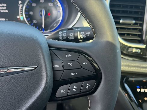 Used 2025 Chrysler Pacifica Limited image 19