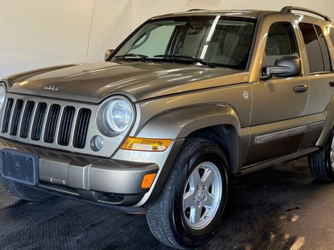 Used 2007 Jeep Liberty Sport AWD/4WD image 2